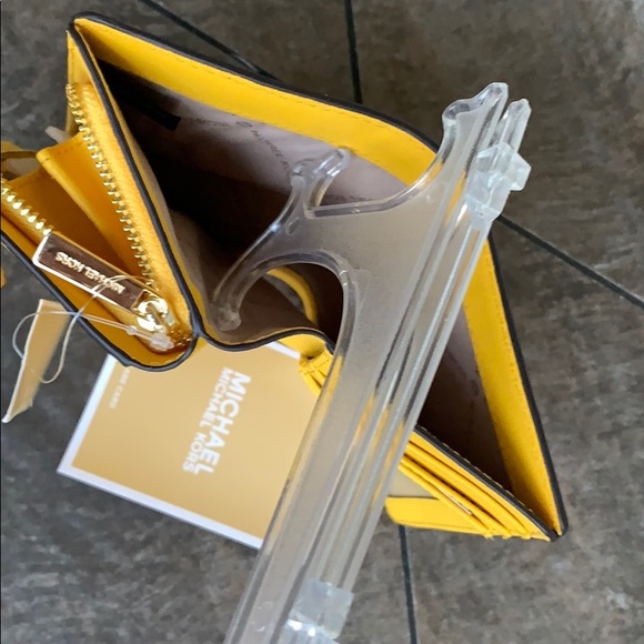 Michael Kors Jet Set Travel BIFLD Zip Coin Wallet - Picture 16 of 16